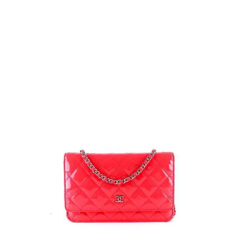 CHANEL - Sac Wallet On Chain Timeless en cuir verni rose vif