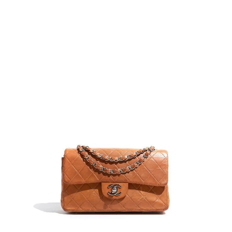 CHANEL - Sac à main Timeless 23 double flap en cuir matelassé marron