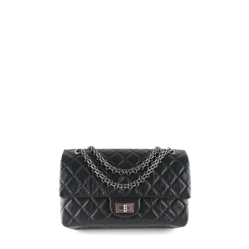 CHANEL - Sac à main 2.55 en cuir matelassé noir