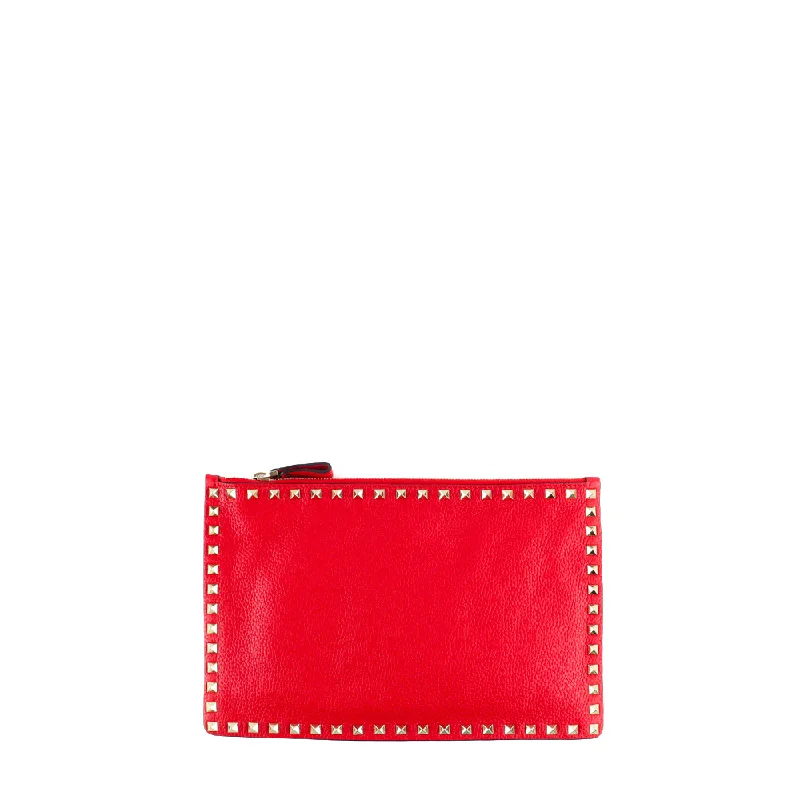 VALENTINO - Pochette Rockstud en cuir grainé rouge