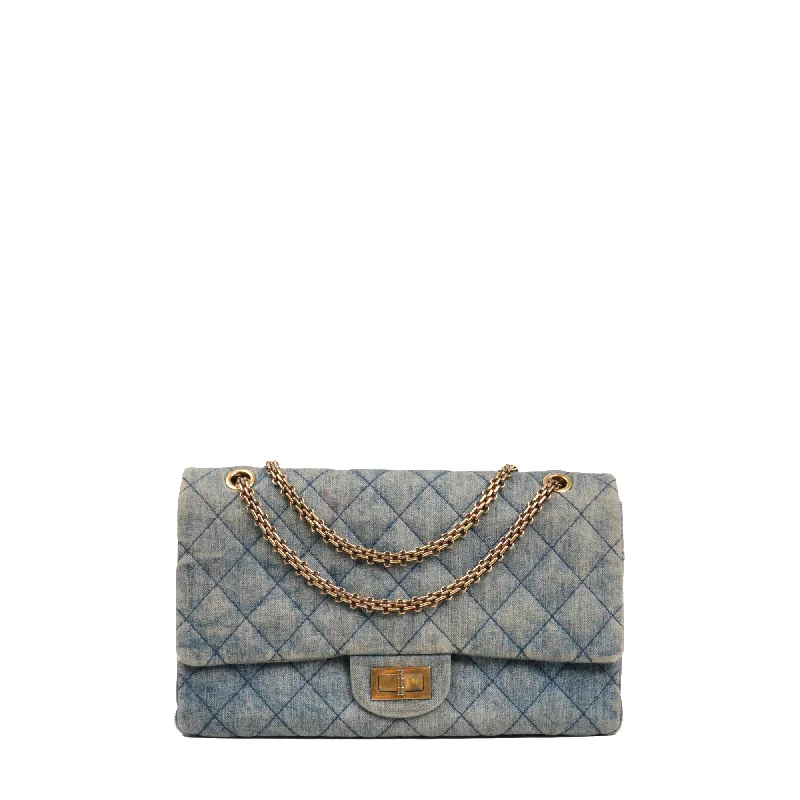 CHANEL - Sac à bandoulière 2.55 Chanel large en denim