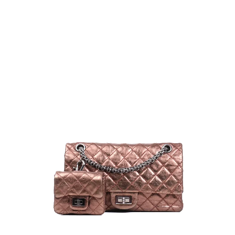 CHANEL - Sac à bandoulière 2.55 Cargo Chanel small en cuir froissé bronze